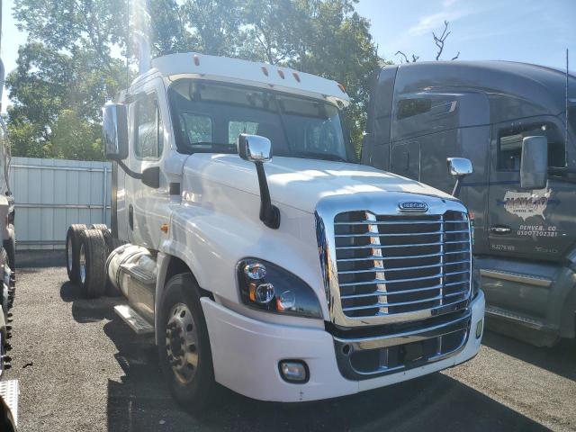  Salvage Freightliner Cascadia 1