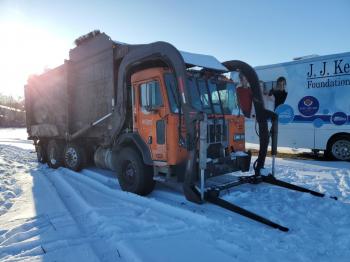  Salvage Peterbilt 320