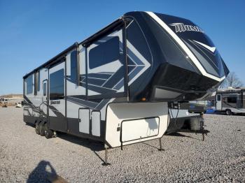  Salvage Mome 5th Wheel