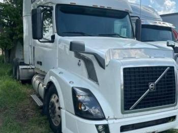  Salvage Volvo Vn