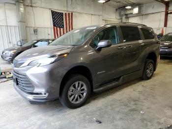  Salvage Toyota Sienna