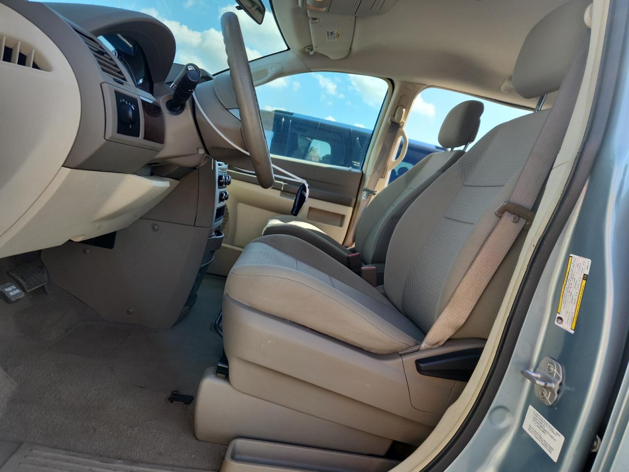 Chrysler Minivan Lx Image 7