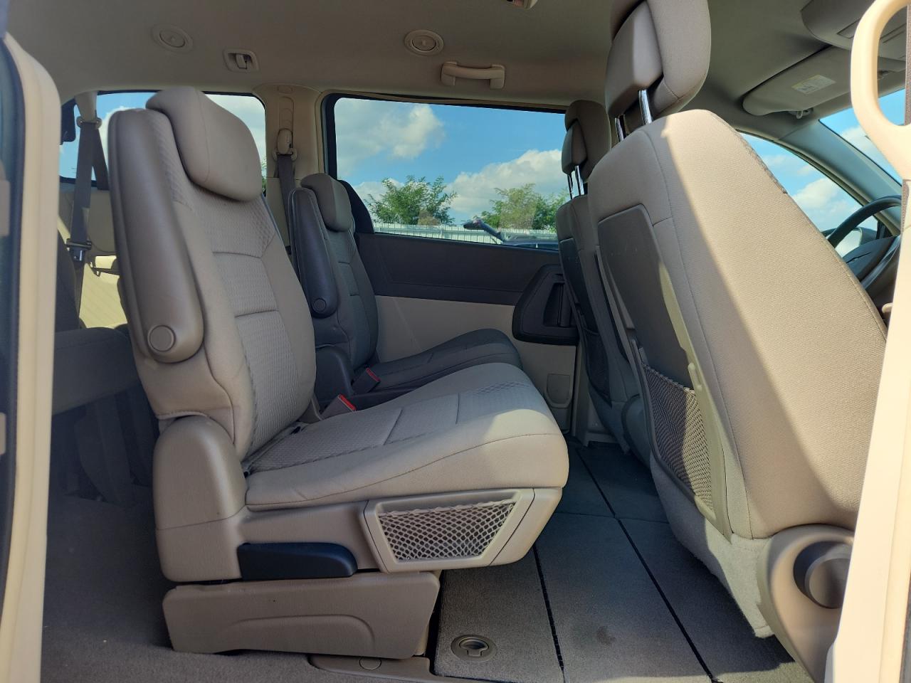 Chrysler Minivan Lx Image 9