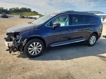  Salvage Chrysler Pacifica