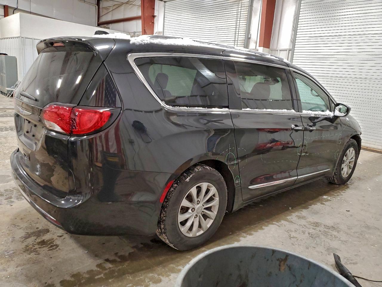 Chrysler Pacifica Touring L Plus Image 3