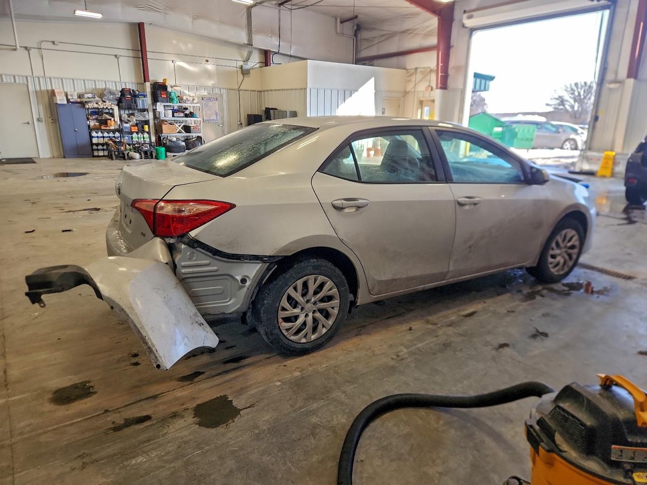 Toyota Corolla L Image 10