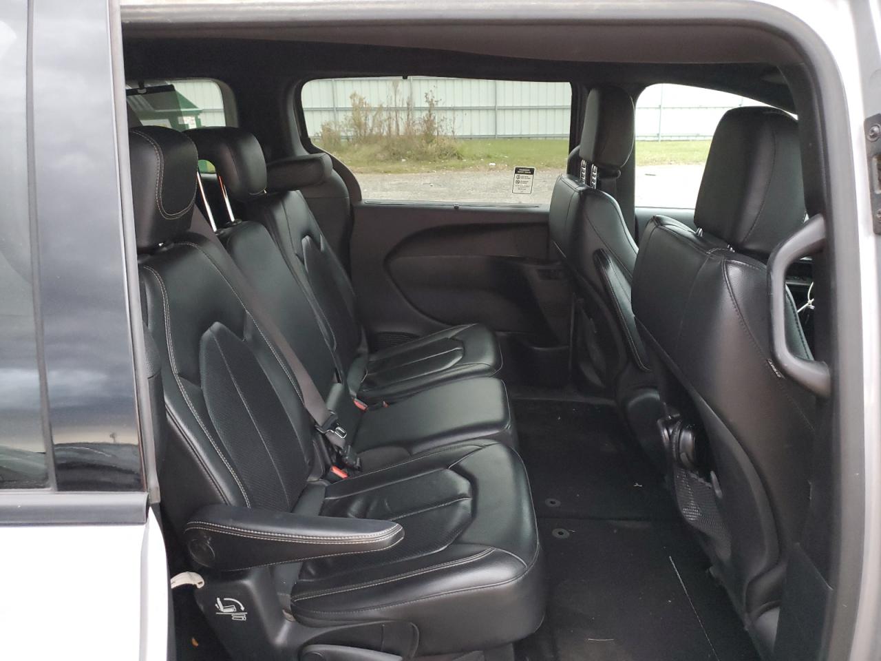 Chrysler Pacifica Touring L Image 9