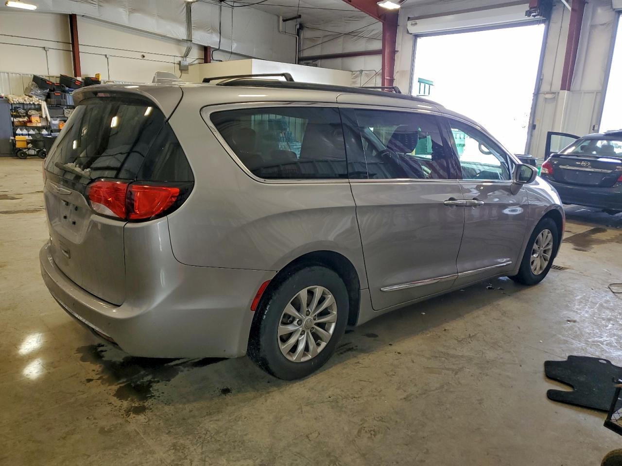 Chrysler Pacifica Touring L Image 4