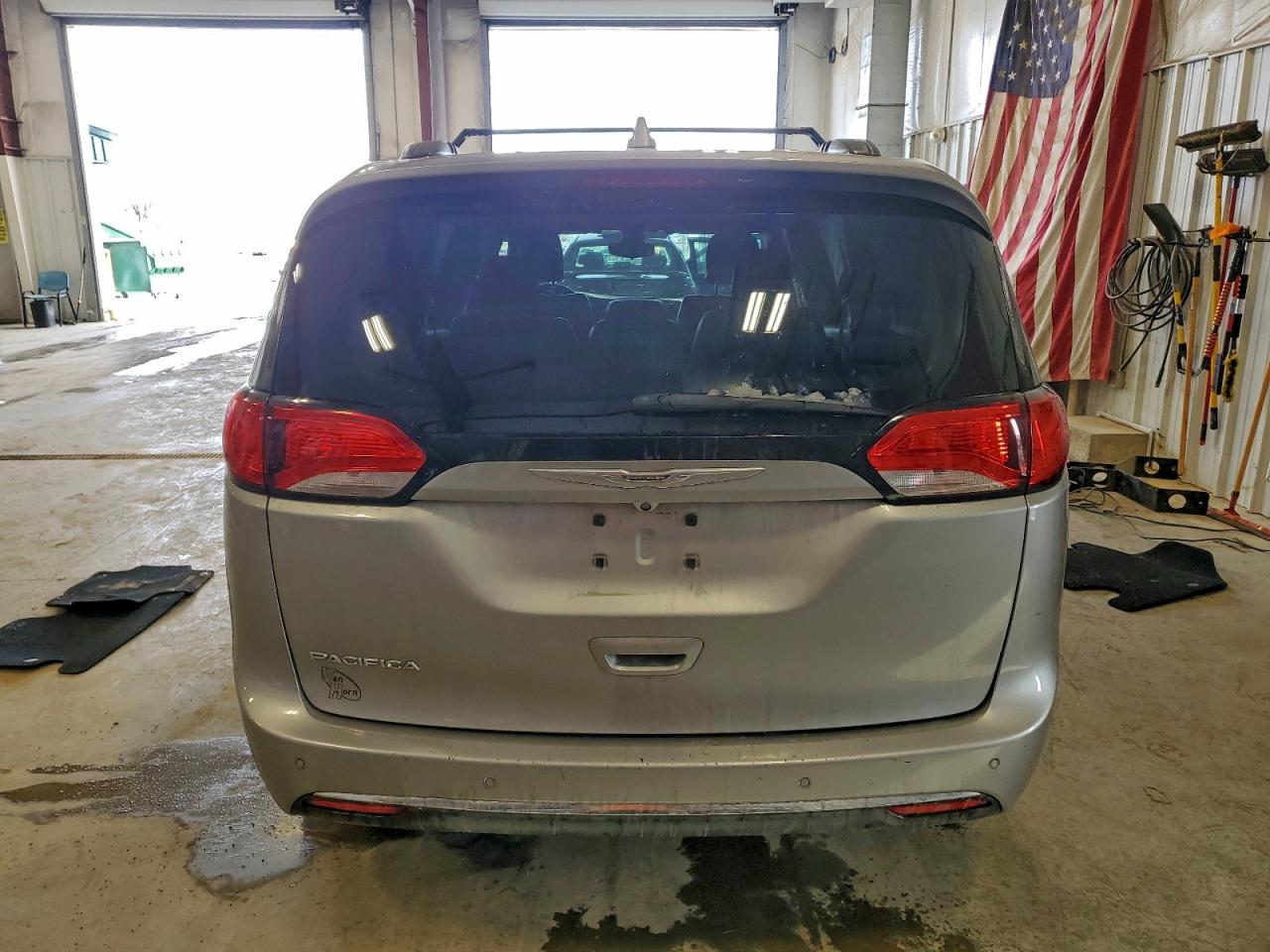 Chrysler Pacifica Touring L Image 3