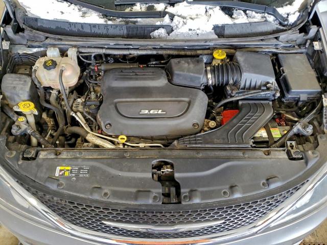 Chrysler Pacifica Touring L Image 9