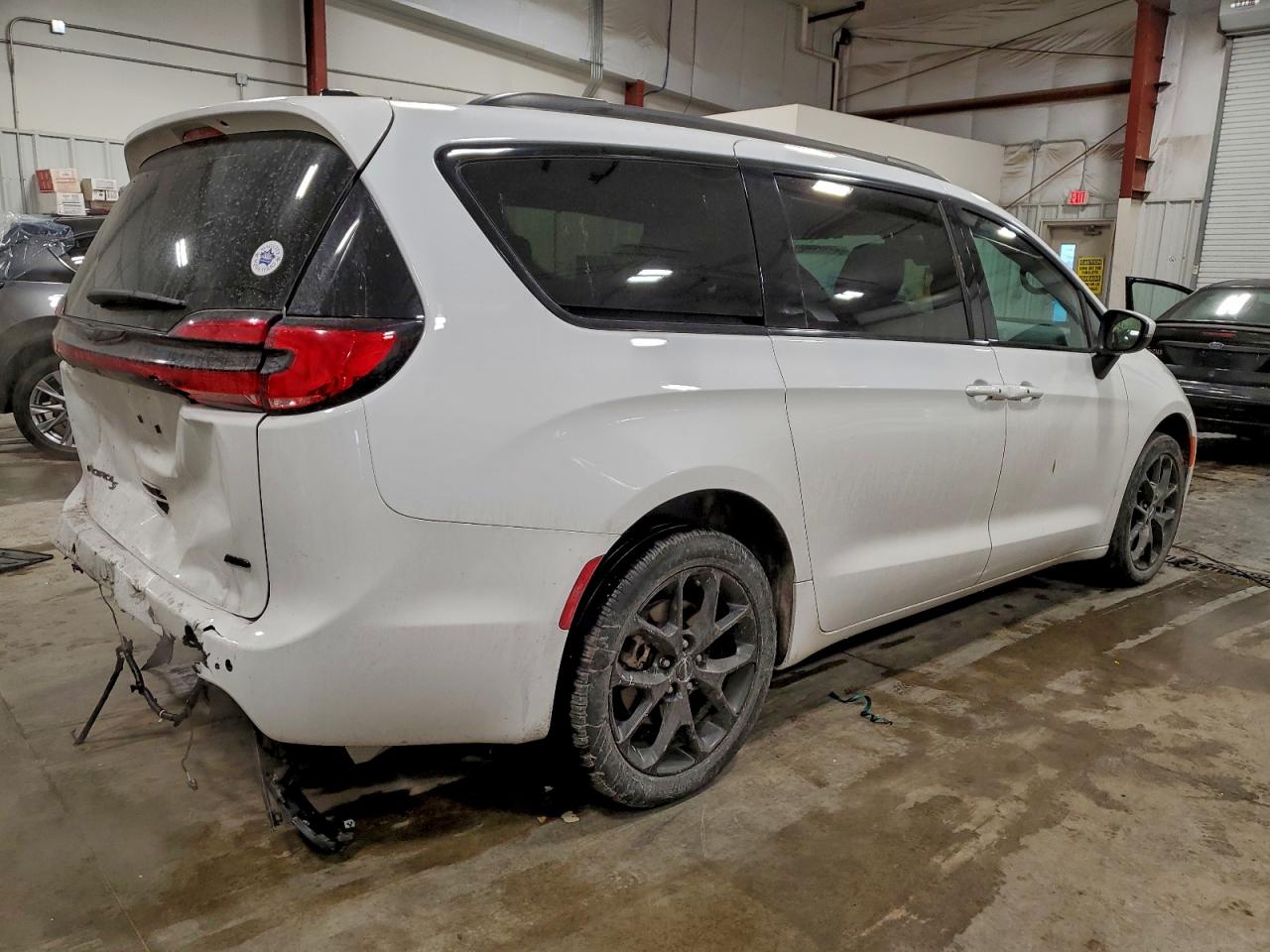 Chrysler Pacifica Touring L Image 5