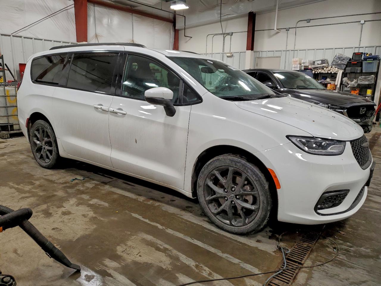 Chrysler Pacifica Touring L Image 3