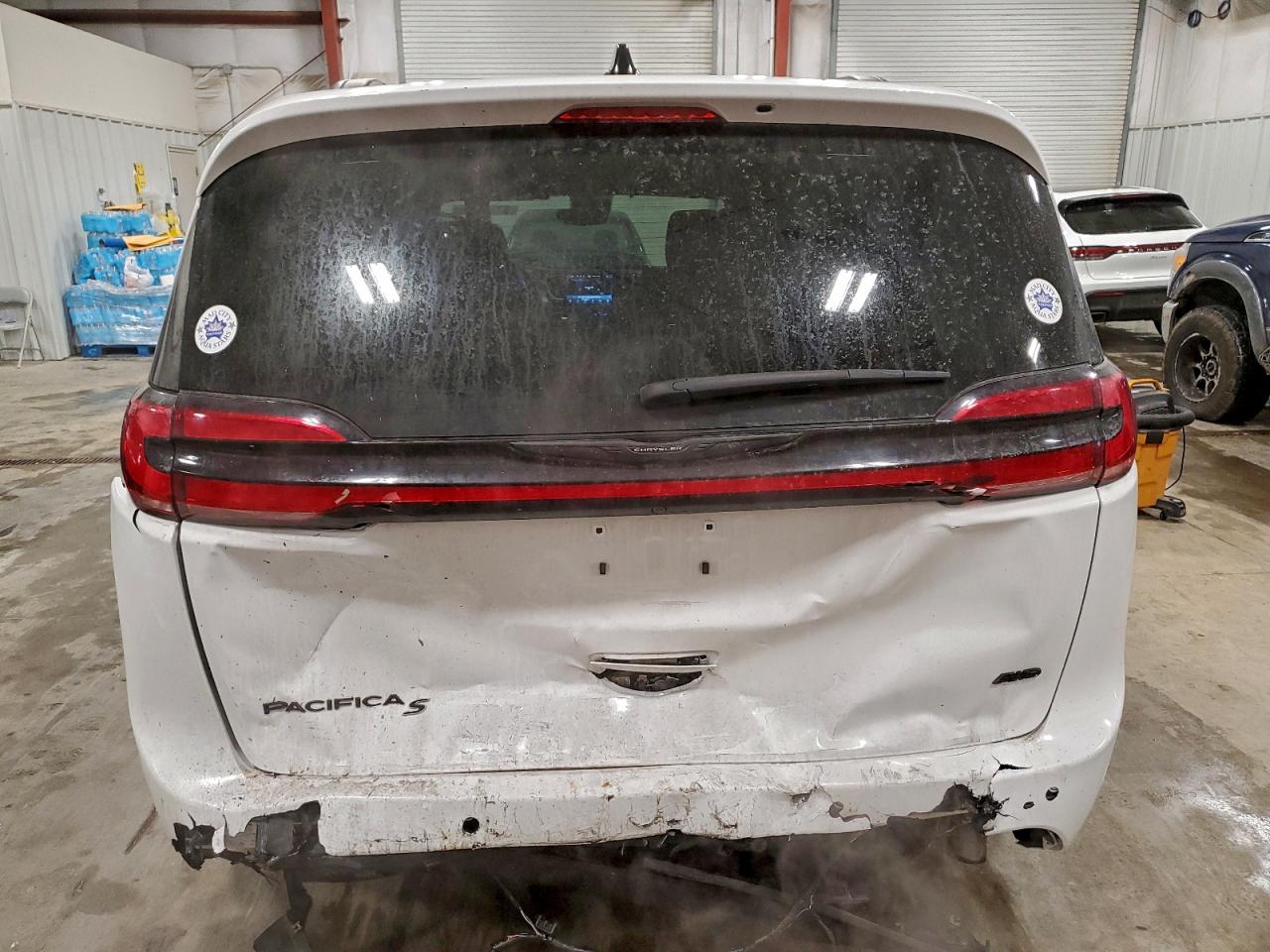 Chrysler Pacifica Touring L Image 2